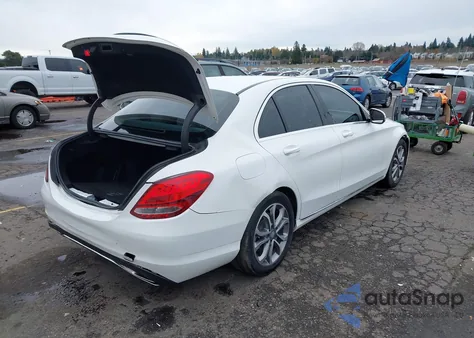 2015 Mercedes-Benz C 300 z USA, uszkodzony, nr VIN 55SWF4JB3FU089118